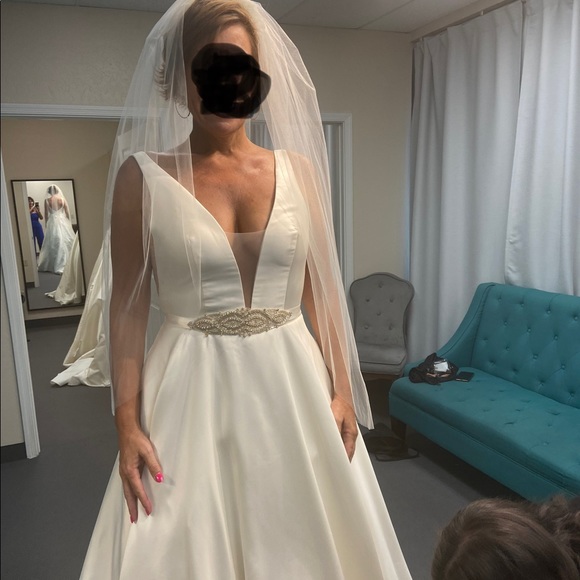 Brand new, never worn WEDDING DRESS. Never altered. Size 10. - Picture 3 of 6